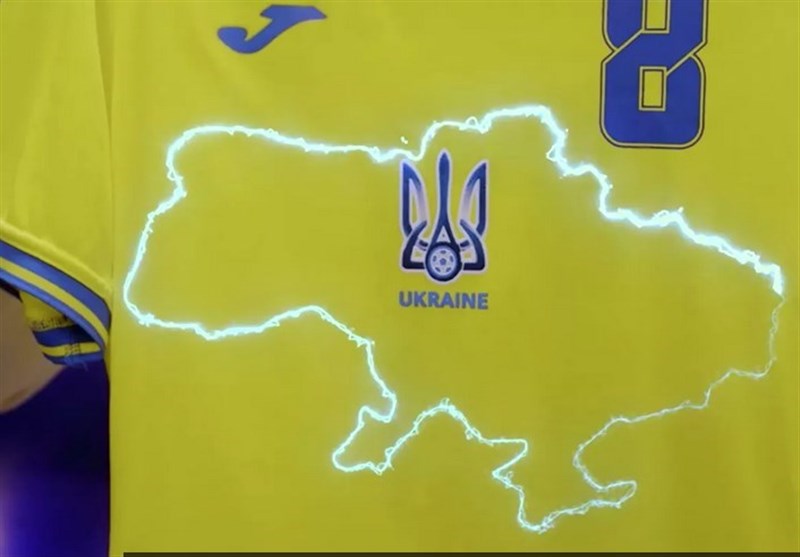 اقدام معنادار اعضای سفارت آمریکا در اوکراین با پوشیدن پیراهن‌های جنجالی