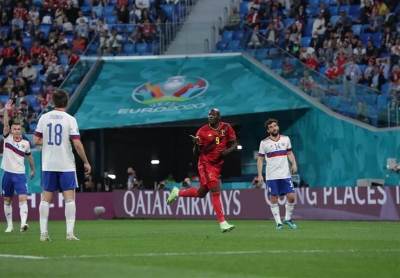 پیروزی بلژیک در نیمه نخست بازی با روسیه/ لوکاکو گلش را به اریکسن تقدیم کرد + عکس